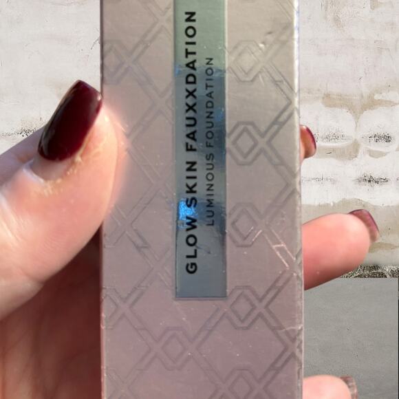 Revolution Glow Skin FauXXdation Foundation F16 NEW - Picture 5 of 5